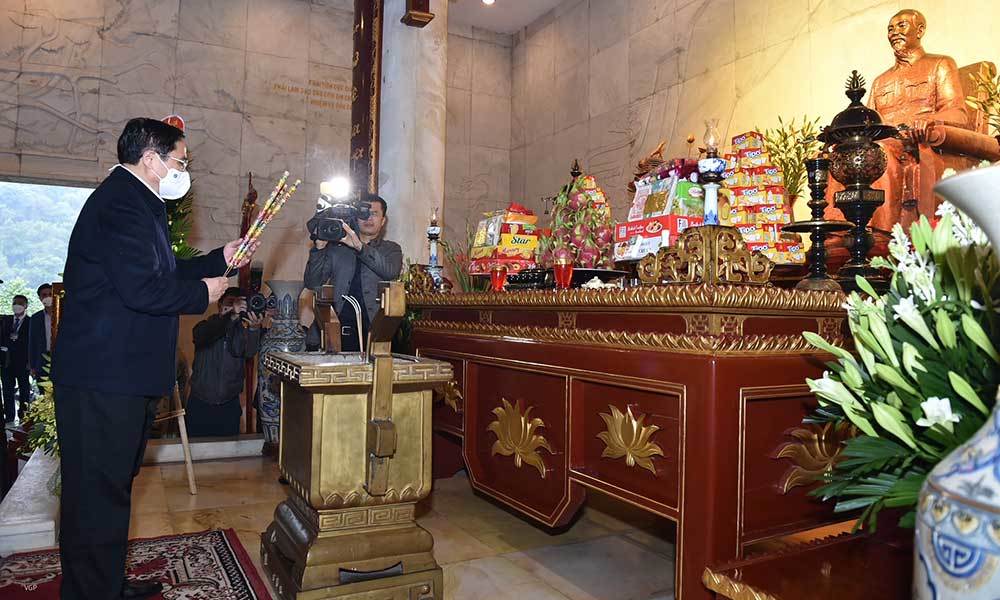 PM Pham Minh Chinh offers incense in tribute to Uncle Ho in Pac Bo relic